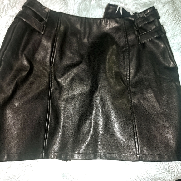 NWT-FOREVER21- FAUX LEATHER&METAL ZIPPER SKIRT-MED - Picture 4 of 7